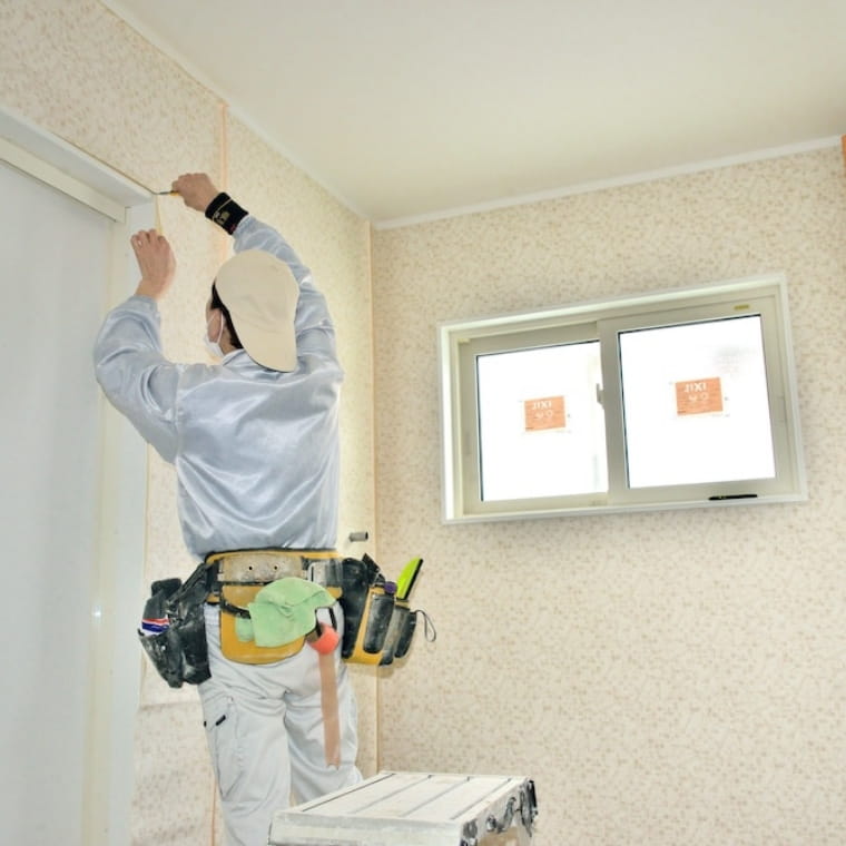 室内で作業する職人